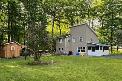 Image de Private, cozy retreat on a wooded lot steps away from Cassadaga Lake.