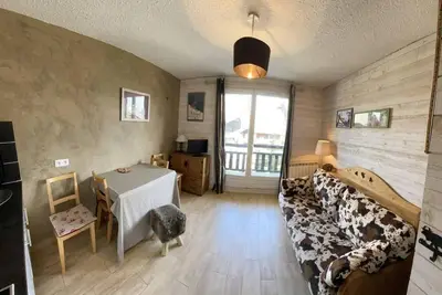 Image de 50m des commerces, 2ème étage, vue montagne, balcon, télévision, casier à ski, 23m², Risoul
