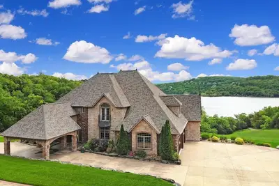 Image de Luxurious Spacious Chateau on Table Rock Lake with Hot Tub