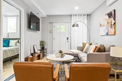 Image de Ultra Modern & Stylish Ground-level Apartment