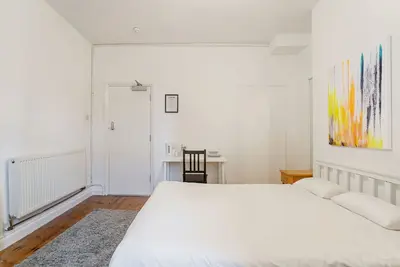 Image de Large-Double-Salle de bain partagée