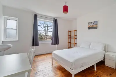 Image de Large-Double-Salle de bain partagée