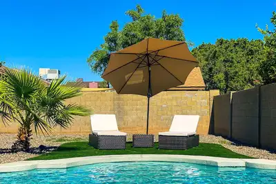 Image de ❃Escape the Winter with our Heated Pool! Close to Stadiums and activities! ❃