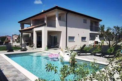 Image de Maison de vacances Novigrad pour 1 - 6 personnes avec 3 chambres à coucher - Maison jumelée