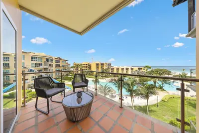 Image de New Ocean-View Condo *steps from Eagle Beach*