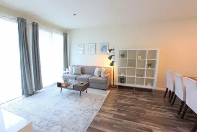 Image de Comfy Clean Modern 3bd\/2bth near Downtown w\/Gym!