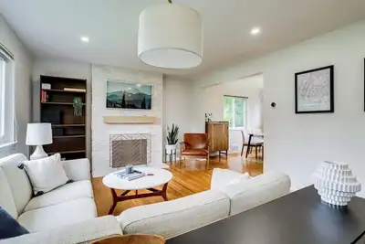Image de Cozy Modern Single Family 5bd 2ba Home