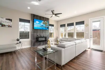 Image de Overnight Gallery - Art House - Near Downtown Dallas