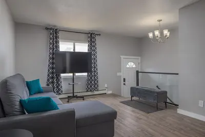 Image de Beautiful, spacious and clean 4 bedroom home with spare living room