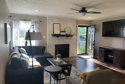 Image de Spacious, modern 4 bd, 2 bath w/upscale backyard