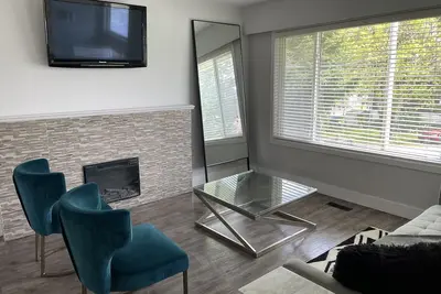 Image de Cozy 3 bedroom home with 1. 5 washrooms. King bed, 2 Queen. Fully stacked kitchen