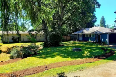 Image de Old Farm Land by Willamette River Oak Trees Bike Path Shopping Restaurants
