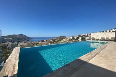 Image de Luxury Villa with Sea View Near the Center