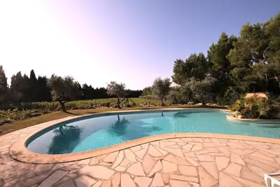 Image de 5 bedroom private vacation home in eyragues