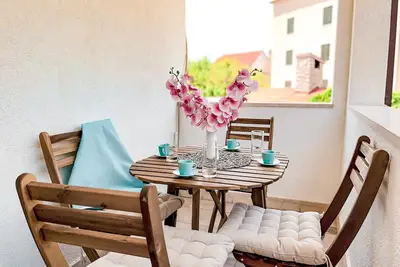 Image de 1 Br apartment with balcony in center