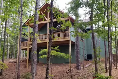 Image de Chalet on the Green - Luxury Innsbruck Home w/ Covered Deck and Hot Tub in Helen