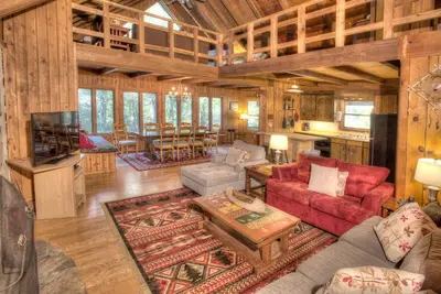 Image de Bear Footin`- 4br Cabin with Covered Hot Tub, Walkable to Downtown Helen, Ga