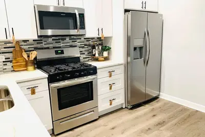 Image de Lovely 3-bedroom Condo With Free Parking King Bed