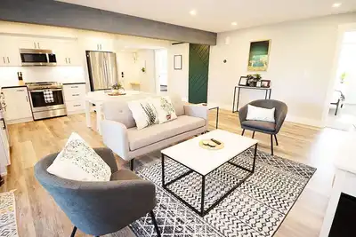 Image de Bright and Comfy, Brand New Lower Level Walkout