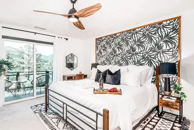 Stay Wild - Luxury Modern Cabin with Hot tub, Views & Pet Friendly!