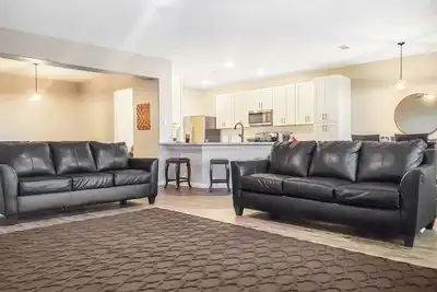 Image de Spacious 7 bedroom home. Family-friendly location.