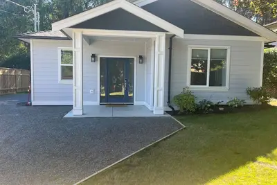 Image de Quiet area- steps to Uvic, Cadboro Bay Village & Beaches, close to downtown.