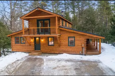 Image de Centrally Located Custom Log House