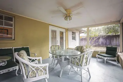 Image de 6. 5 Miles To Wec Screened Porch Nice Neighborhood Vacant Treed Lot