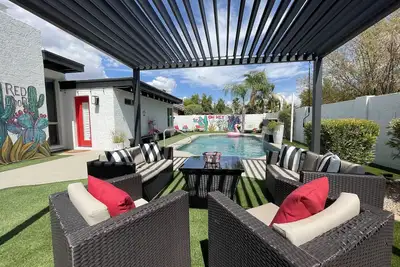 🌵 Red Doors  Heated Pool  3 King & 2 twin beds Putting Green  w/ No Stairs😎