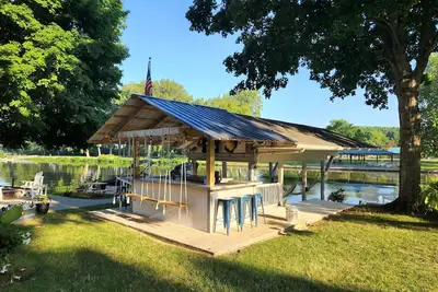 Image de Waterfront Lake House, 20 person Tiki, Outdoor firepit, & Great location!