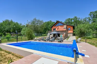 Superbe maison à Kapela avec jacuzzi