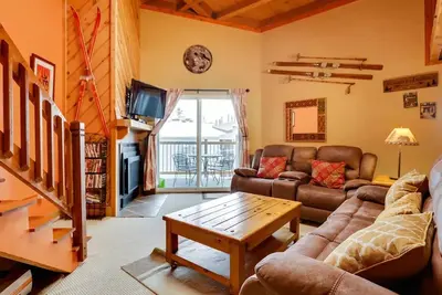 Cozy condo in beautiful Wildernest w/pool, shuttle to town, 20 minutes to skiing!