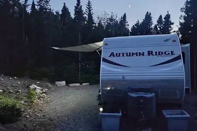 Image de Secluded wooded getaway steps from the salt water