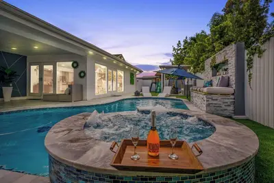 Image de Miami luxury vacation  home with heated  pool & jacuzzi