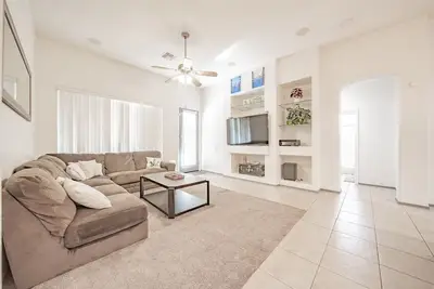 Image de Family sized home 5 minutes from Westgate and Cardinals Stadium.