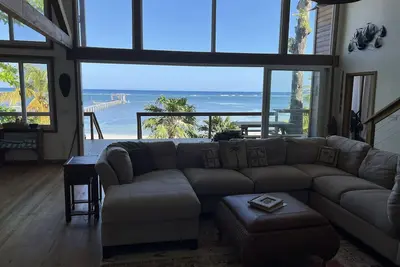 Image de Spacious Beach Front Home - Swim, Snorkel, Dive, Paddle, at your doorstep!