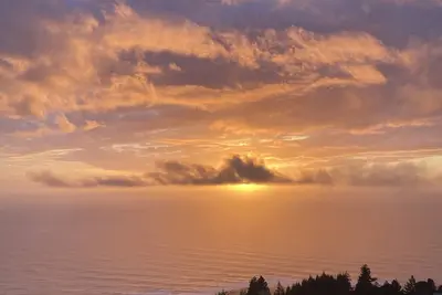 Image de Breathtaking ocean views from the comfort of a lovely home with expansive deck.