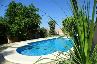 Image de Maison rurale avec piscine privée, nouveau et beau jardin