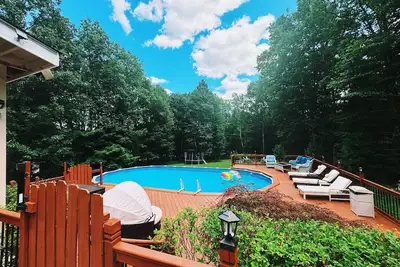 Image de Pocono Escape with huge Pool Hot Tub, Gameroom, Firepit, near Camelback & Kalahari
