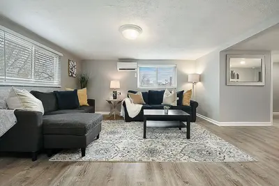 Image de Cozy & Comfy Duplex! 7Bed/4Bath w/5 Car Parking!