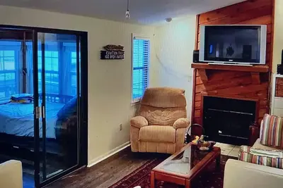 Image de Cozy Lake House that sits right on the water!