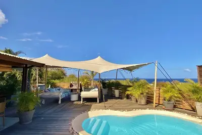 Image de *Villa Etoile Du Lagon* - piscine et vue océan