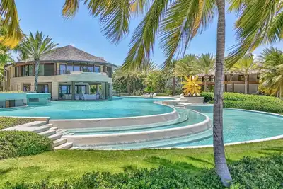 Image de Blue Oasis - Huit Chambres Villa, Couchages 18