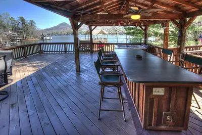 Image de The Cove at Lake Burton -  Vintage Lakefront Home with Covered Boathouse Deck