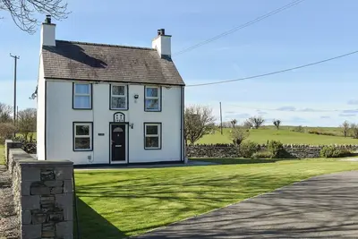 Image de A detached picture-perfect cottage, only 1½ miles from the quaint village of Cemaes.