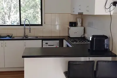 Image de Fully Renovated 3 Bedroom House 500m From Hospital