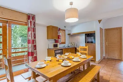 Image de Wifi, 300m du centre station, remise en forme, piscine, sauna, hammam, balcon, télévision, 69m²