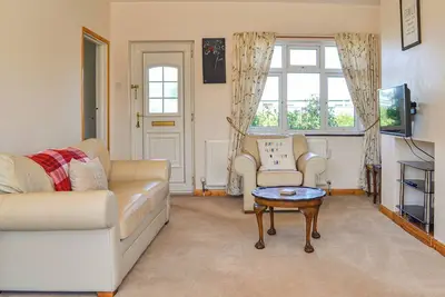 Image de A five-minute stroll from a glorious beach and also a pub, perfect for seaside family fun.