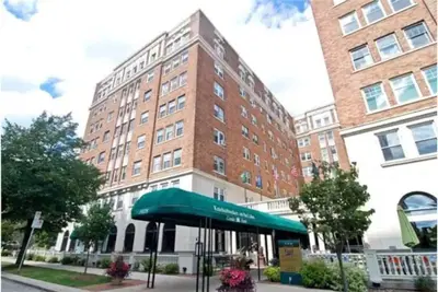 Image de Huge condo in historic hotel near Lake Michigan/Parks/Festivals w/parking