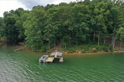 Image de Cheerful cottage on a lake, Covered Dock, 3bd, 2ba